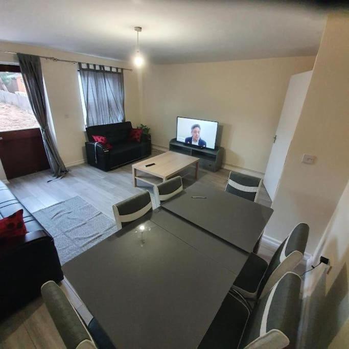 Close To Central - 4 Bedroom House, 8 Beds, Sleepps 14, Free Parking Сasa de vacaciones Londres